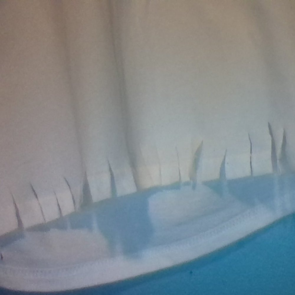 White t shirt with cut snips at the bottom - Picture 4 of 5